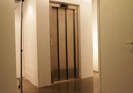 Le parc français compte 450 000 ascenseurs accessibles aux personnes.