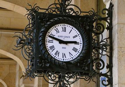 L'une des Horloges de la Poste rue du Louvre (date de création 1885)