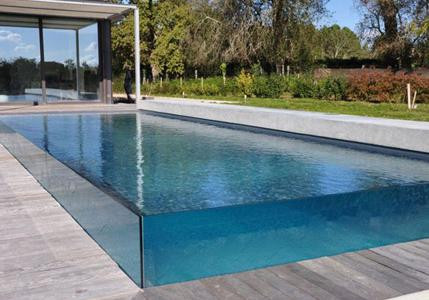 Magnifique et unique piscine utilisant le procédé Aquaglass...
