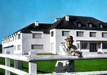 Georges Simenon, dans son domaine à Epalinges, dont il ne connaît pas encore le nombre exact des pièces de cette immense maison. Paris Match (N° 939)/8 avril 1967