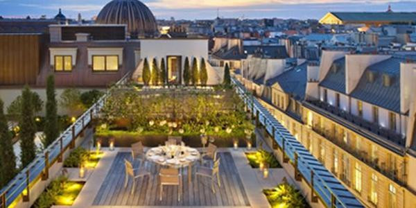 Le Mandarin Oriental Paris comprend 138 chambres et le restaurant du chef étoilé Thierry Marx.