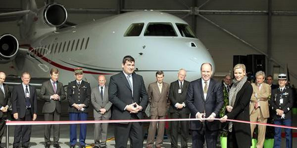Le prince Albert II dévoile son nouveau Falcon à l'aéroport de Nice (