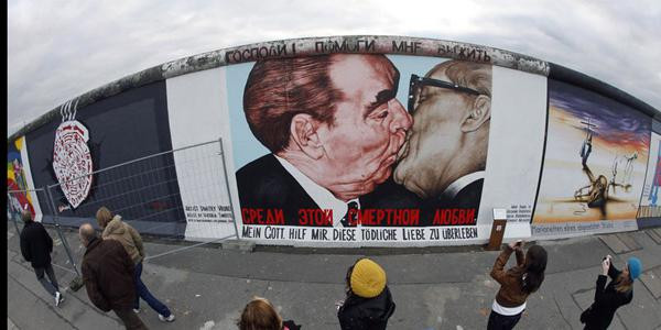 Parmi les fresques les plus connues du mur de Berlin : le "Baiser fraternel" entre les dirigeants soviétique Brejnev et est-allemand Honecker