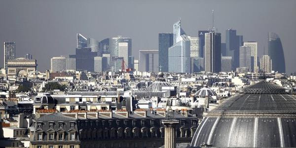 Avec 375.354 m² de bureaux loués ou vendus aux utilisateurs en Ile-de-France, la demande placée "recule de 17% sur un an et de 25% par rapport à la moyenne des dix dernières années", selon le cabinet Cushman and Wakefield.
