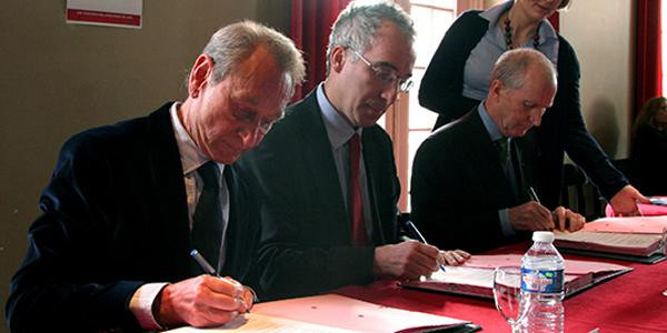 La convention signée par le maire de Paris Bertrand Delanoë, le recteur de l'académie et chancelier des universités de Paris François Weil, et le président de la cité internationale universitaire de Paris Marcel Pochard.