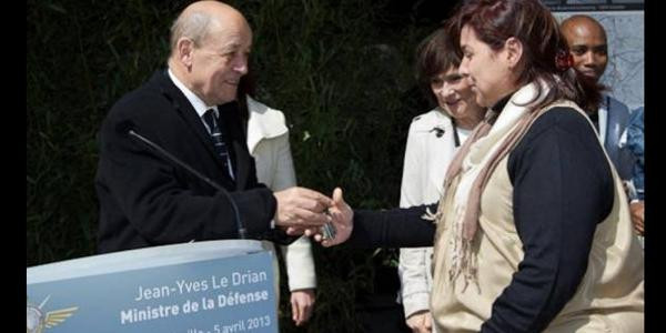 En déplacement à Marseille, le ministre de la Défense Jean-Yves le Drian a remis les clés de logements neufs destinés à la communauté militaire.