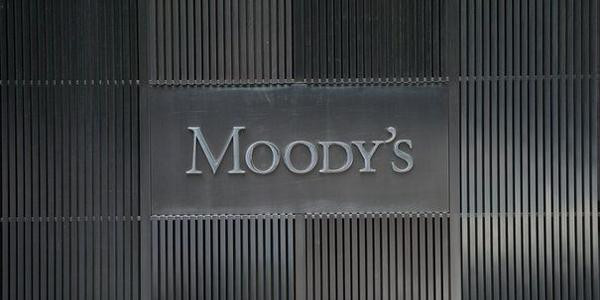 L'agence de notation Moody's abaisse d'un cran la note, assortie d'une perspective stable.