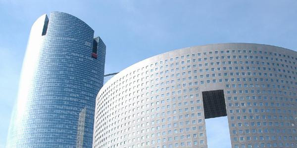 Selon Le Figaro, la tour Pacific (25 étages), occupée en majeure partie par la Société Générale, serait vendue 215 millions d'euros.