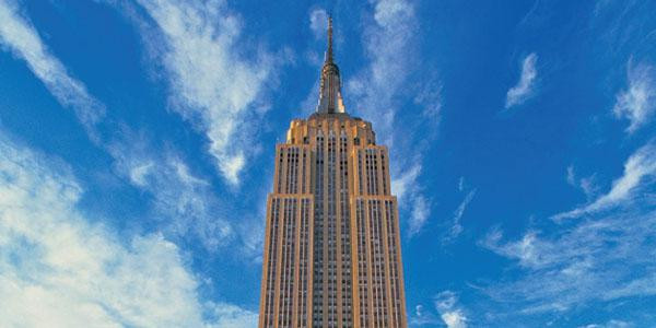 L’Empire State Building, gratte-ciel de style Art déco situé sur l’île de Manhattan, à New York.