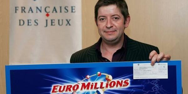 Pascal Brun, en 2004 à Boulogne-Billancourt, avec son chèque de plus de 26 millions d'euros gagné à l'Euro Millions