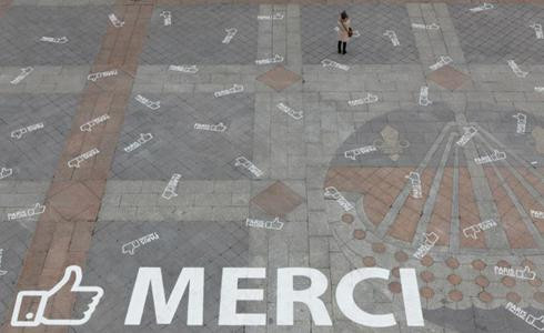 Paris remercie ses 2 millions de fans sur Facebook en écrivant un immense Merci avec des bombes à la craies.