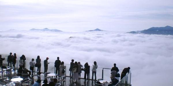 Située au Japon, la terrasse vous offre une vue imprenable sur un océan de nuages…