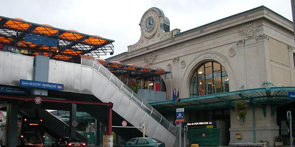 Troisième gare de Rhône-Alpes par son trafic, la gare de Lyon-Perrache accueille chaque jour 100.000 personnes...