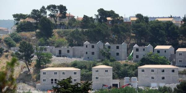 Vue prise le 12 juillet 2013 du programme immobilier "Les terrasses de Notre-Dame", à Septèmes-les-Vallons près de Marseille