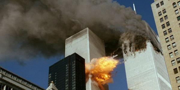 Les tours jumelles sont intégralement détruites par deux avions détournés le 11 septembre 2001.
