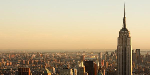 Situé sur l’île de Manhattan, à New York, l’Empire State Building culmine à 381 mètres (443,2 m avec l’antenne) et compte 102 étages.