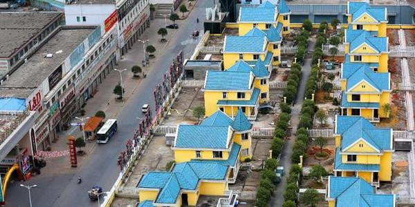 Vingt-cinq luxueuses villas édifiées sur le toit d'un gigantesque centre commercial chinois ont été été déclarées impropres à la vente par les autorités.
