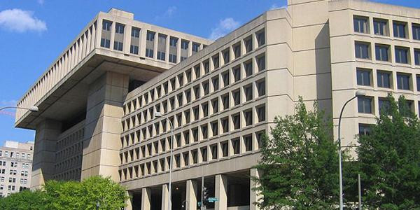 Etabli en 1908, le Bureau of Investigation fut baptisé F.B.I. en 1935. Son siège est situé à Washington, et il possède des bureaux disséminés dans plus de 400 villes américaines et 50 ambassades dans le monde.