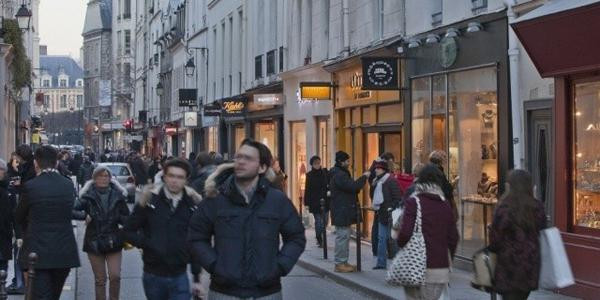 La rue des Francs-Bourgeois, dans le Marais, l'un des rares endroits où les commerces peuvent ouvrir le dimanche.