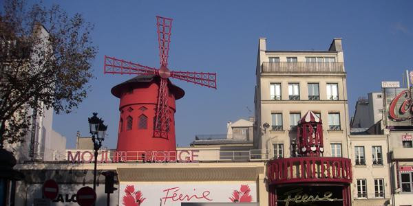 Le célèbre cabaret parisien Le Moulin Rouge, fondé en 1889 à Paris,  veut faire rebaptiser un salon de coiffure au Québec.