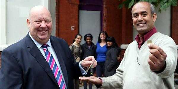 Joe Anderson, le maire de  Liverpool, remet à Jayalal Madde et sa famille, les clés de leur maison à 1 £.