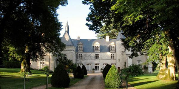 Château de Bussière. Le patronyme est hérité des Maussabré, Marquis de Bussière. Ceux-ci ont  habité la maison pendant quatre siècles, jusque dans les années 1936.