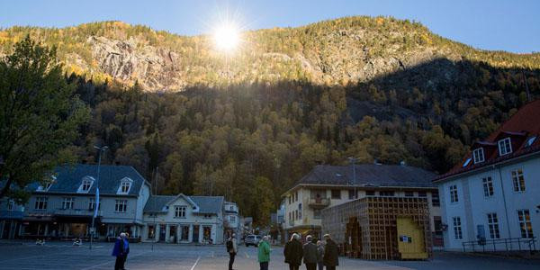 Rjukan est une ville située dans le Comté de Telemark en Norvège.
En 2013, des héliostats sont installés sur les hauteurs pour fournir de la lumière solaire en hiver.