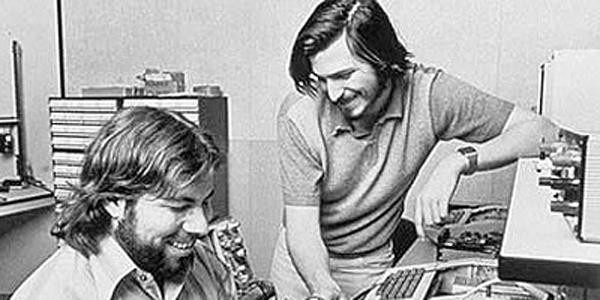 Steeve Jobs a créé dans son garage, avec Steve Wozniak, les premiers ordinateurs de la marque Apple.