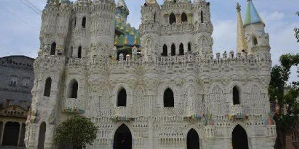 "Je voulais transformer en réalité les châteaux de mes rêves", affirme M. Liu, depuis la tour crénelée d'une de ses propriétés...