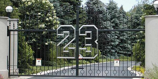 Sur la grille de l'entrée de la propriété trône un énorme chiffre 23... le numéro du maillot du joueur quand il évoluait à Chicago.