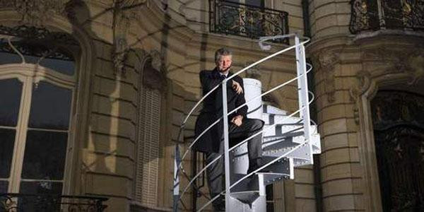 Un des 24 tronçons d'escalier de la tour Eiffel a été adjugé 220 000 euros.