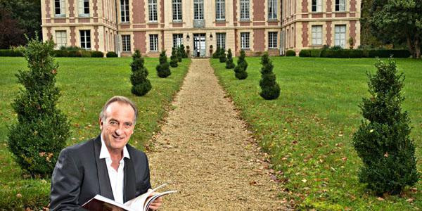 Yves Lecoq, propriétaire du château de Villiers-le-Bâcle (Essonne), qu'il a acheté en 1995.