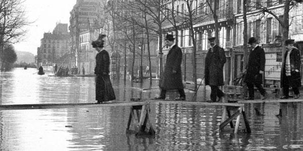 A Paris, passage de fortune installé lors de la crue de 1910.