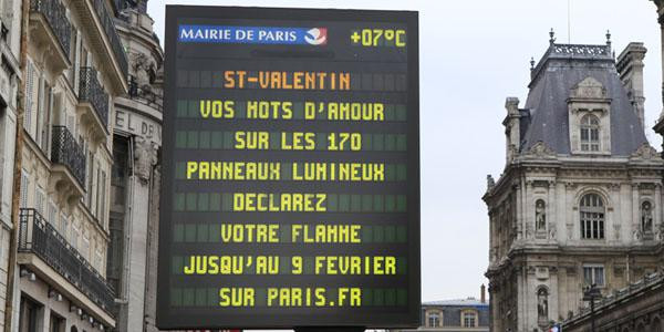 Vos mots d’amour sur les 170 panneaux lumineux de Paris...
