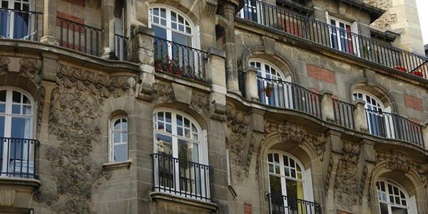Dans cet immeuble situé rue Huysmans à Paris 6e, logeaient des diplomates de haut rang. l'Etat est en train de le vendre par appartement aux enchères. (Challenges.fr)