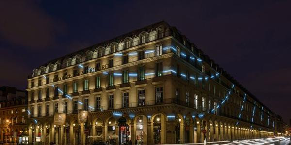 Le Louvre des Antiquaires situé à Paris abrite depuis plus de 30 ans de nombreuses galeries d'antiquités et de bijoutier (l'un des immeubles de la SFL)