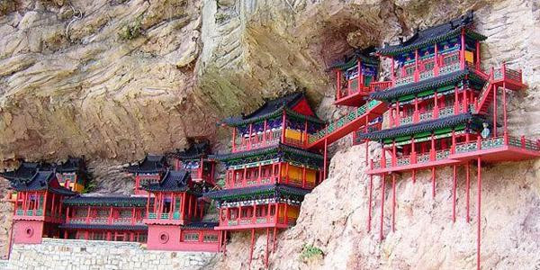 Le monastère suspendu Xuan kong est situé à 65 km au sud-est de Datong, dans la province du Shanxi en Chine.