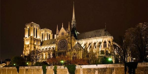 La cathédrale Notre Dame de Paris est toujours éclairée la nuit