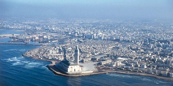 Casablanca, une ville du Maroc, chef-lieu de la région du Grand Casablanca et capitale économique du pays, située sur la côte atlantique.