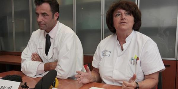 Les responsables de l'hôpital Saint-Roch de Nice, où est hospitalisée Hélèbe Pastor (Alpes-Maritimes), lors d'une conférence de presse le 7 mai 2014 (Archives).