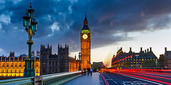 Vue des Chambres du Parlement et de Big Ben du pont de Westminster, Londres.