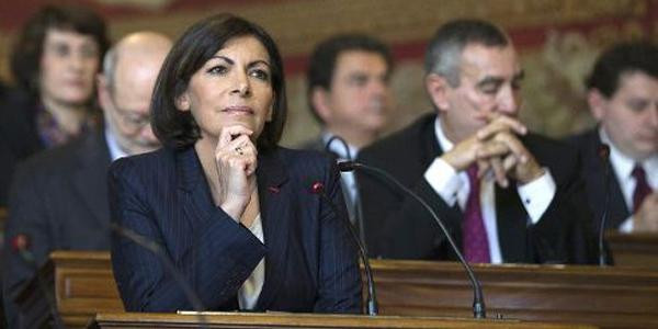 Anne Hidalgo dans la salle du Conseil de la mairie (avril 2014 à Paris)