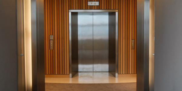 Sécurité des ascenseurs: les professionnels appuient sur le bouton d'alarme