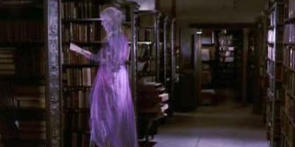Image du fantôme d'une vieille femme dans une bibliothèque, tirée du film "SOS fantômes"