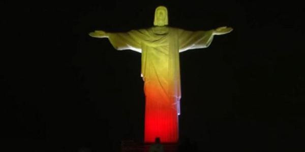 Le Christ Rédempteur de Rio illuminé aux couleurs des 32 pays ...