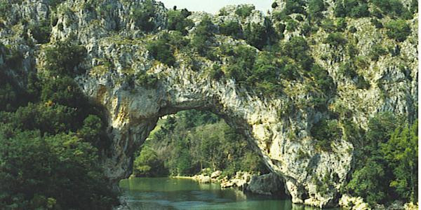 Le pont d'Arc est un pont naturel, situé dans le sud de la France en Ardèche, à 5 km de la ville de Vallon-Pont-d'Arc.
