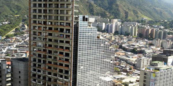 Le Centro Financiero Confinanzas ou Tour de David est un immeuble inachevé de 45 étages situé à Caracas.
