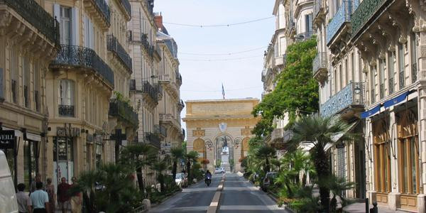 Montpellier est la huitième commune de France par sa population intra-muros (264 538 hab.en 2011)
