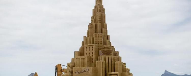 Rio veut faire entrer son château de sable géant dans le Guinness des records