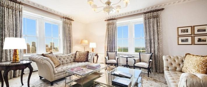 L'appartement se trouve au sein de "The Pierre", un hôtel de luxe situé à Manhattan (New York), face à Central Park.
